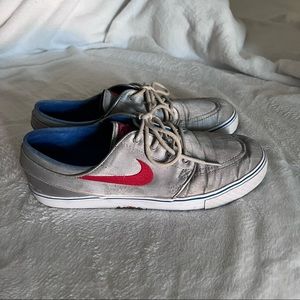 Nike SB Zoom Stefan Janoski PR SE Silver,
Red & Blue Skate Shoes Size 9.5